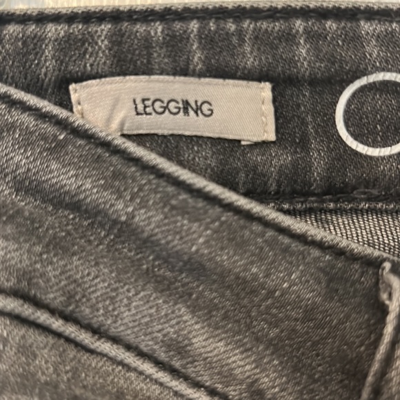 Calvin Klein size 28 mid rise Jegging - Picture 3 of 12